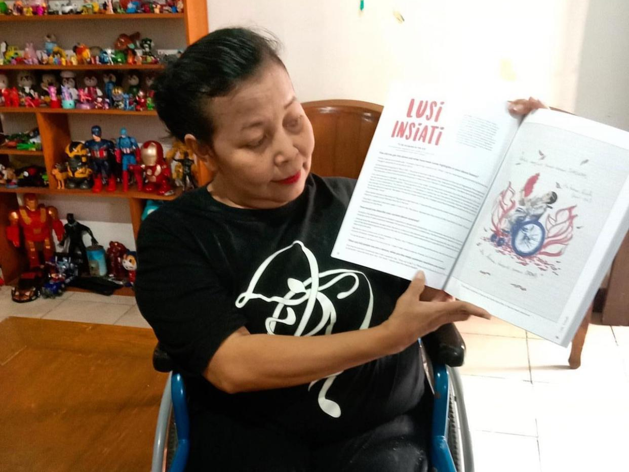 Lusi Insiati holding Breadth of Bodies